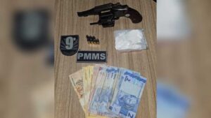 Dupla é presa após se exibir com arma em conveniência de Jaraguari